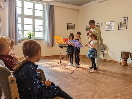 Stolz auf ihren ersten Auftritt nach zweijähriger Coronapause – die rund 40 Lichtenauer Schülerinnen und Schüler der Kreismusikschule Paderborn mit ihrer Musiklehrerin Monika Richters